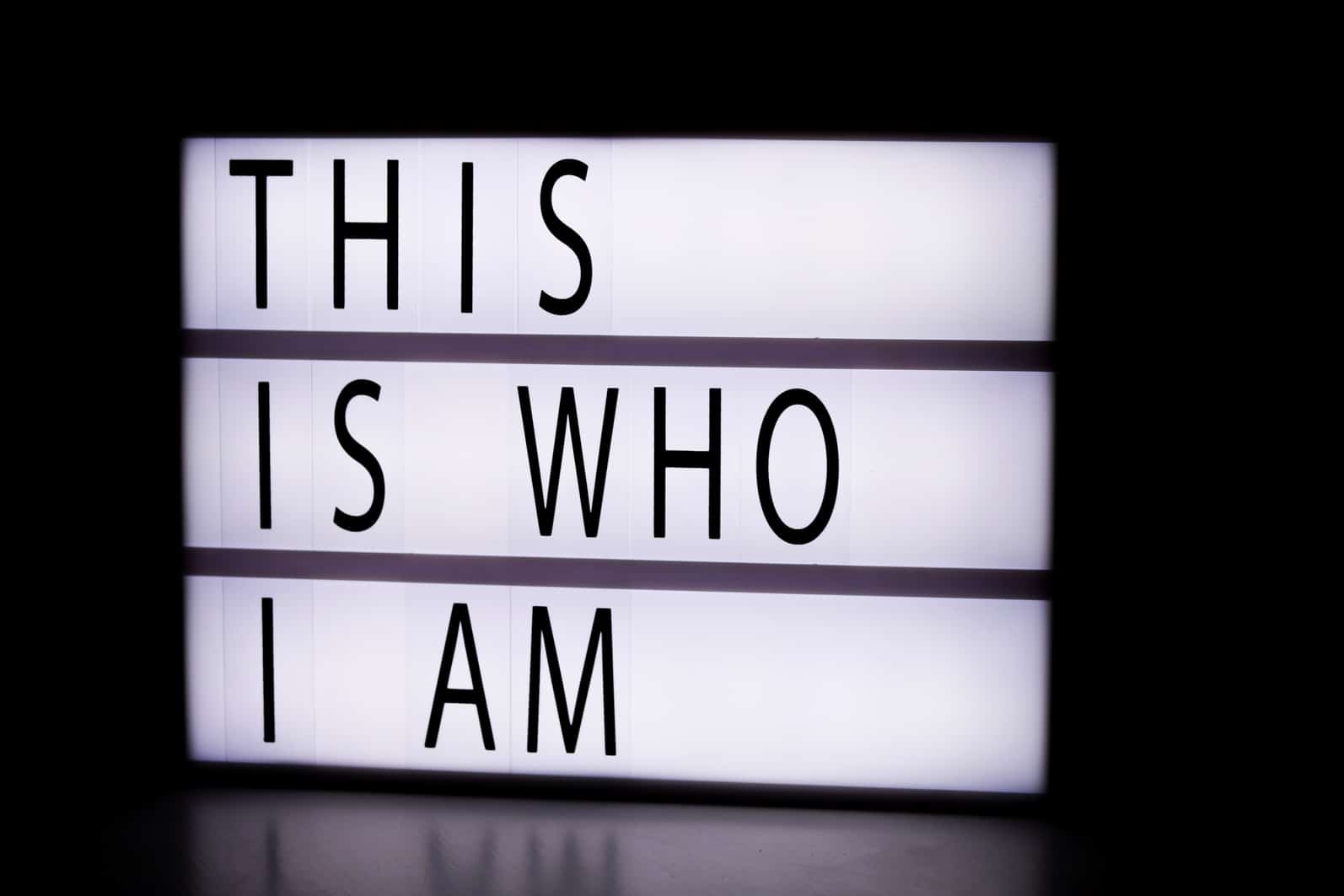 一塊寫有"This Is Who I Am"的霓光招牌