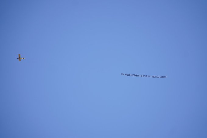 粉絲們夾錢組了一架飛機，掛著 #ReleaseTheSnyderCut 大字在聖地牙哥漫畫展上飛了兩個小時