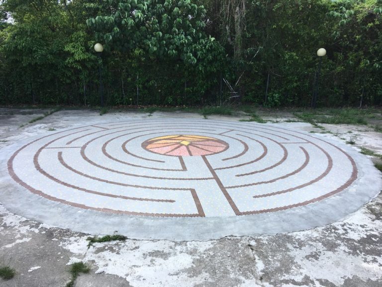 鹽田梓島上的藝術擺設 — 位於籃球場上的默步向心
