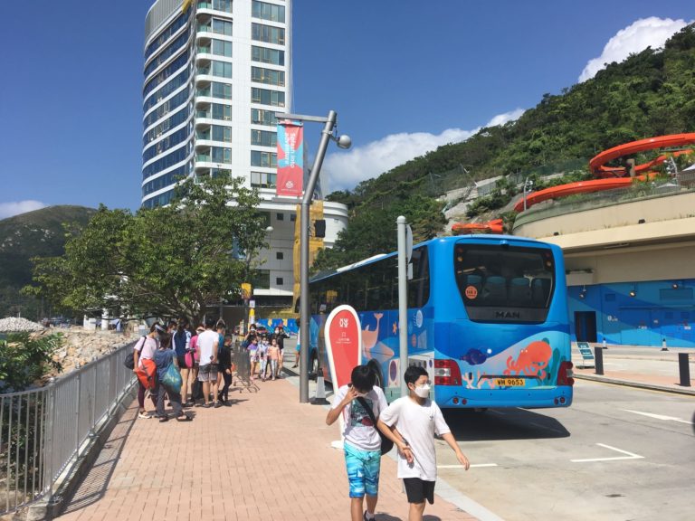 穿梭巴士抵達水上樂園