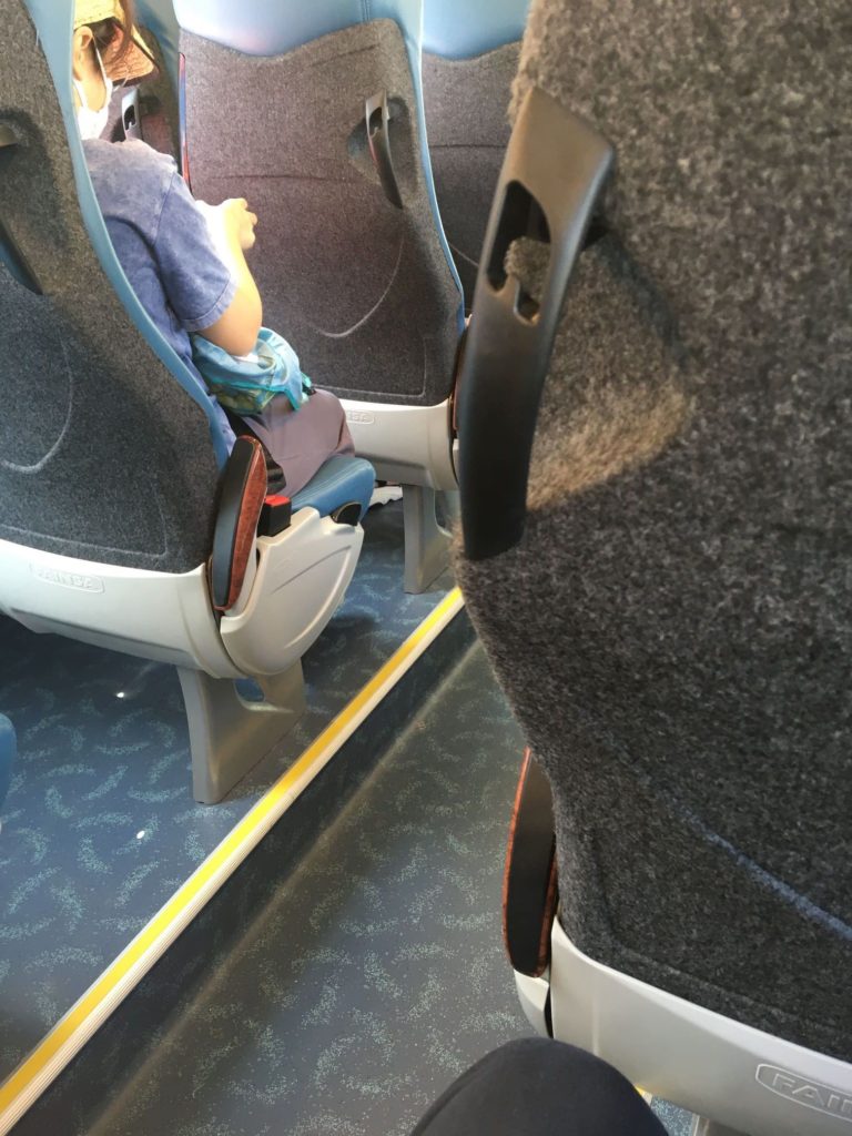 乘搭穿梭巴士前往水上樂園