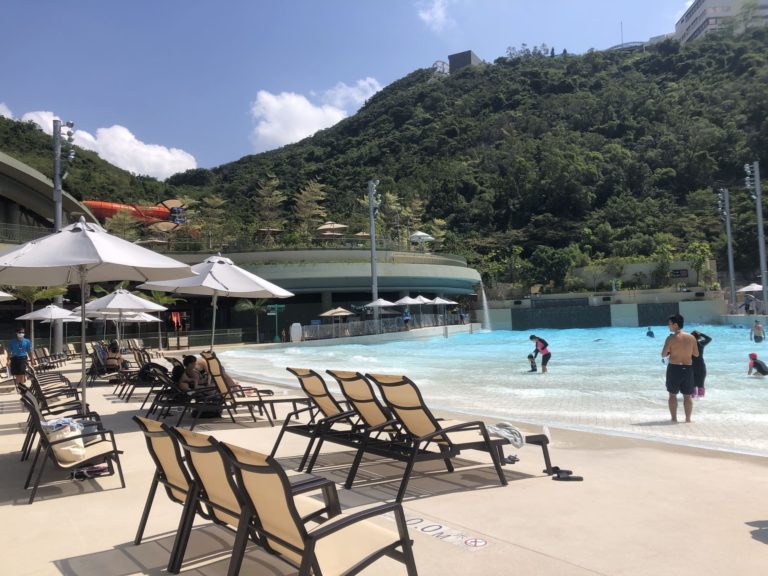 湧浪灣有很多沙灘椅可以坐下