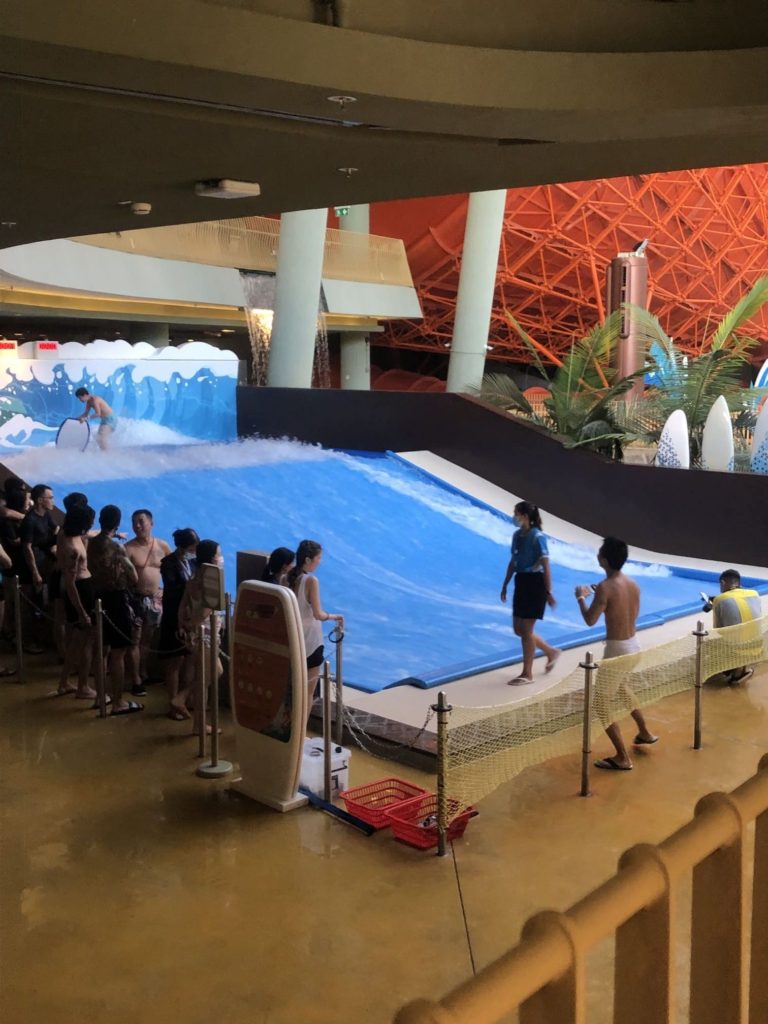 衝浪先鋒讓人體驗室內衝浪