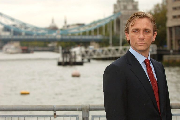 Daniel Craig首次以James Bond身份亮相