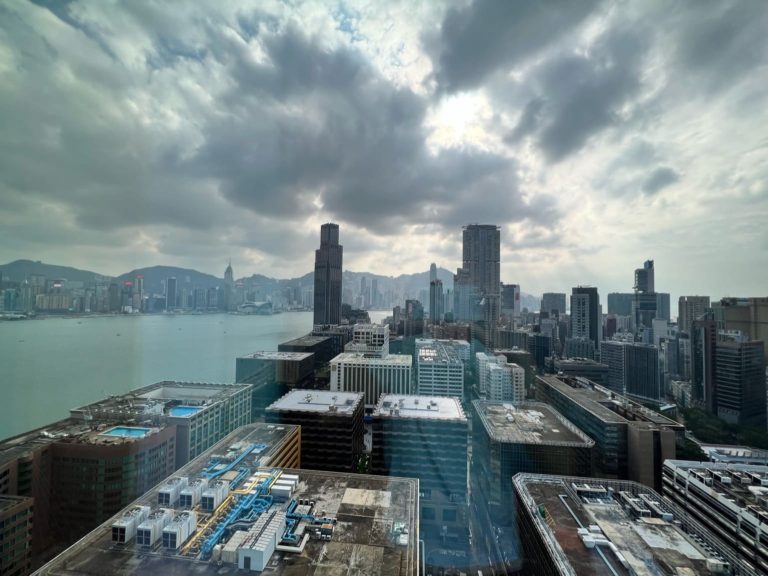 海景客房的景色一半是城景，一半是海景