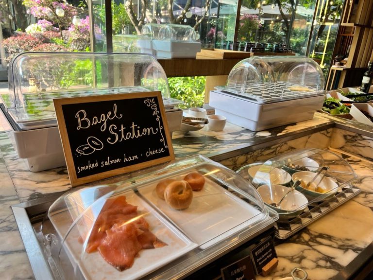 自助早餐中有Bagel、煙三文魚等等