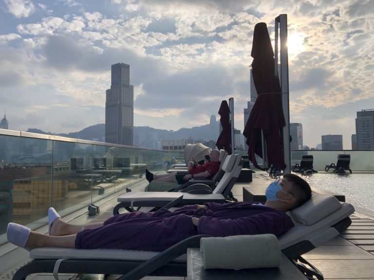 Kelvin在泳池旁邊曬太陽