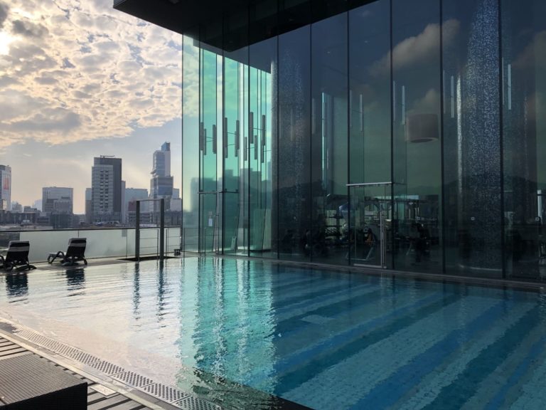 Hotel ICON唯港薈的室外恆溫泳池位於9樓