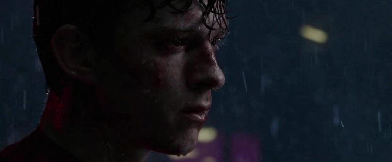 Peter Parker在雨中，神情悲傷