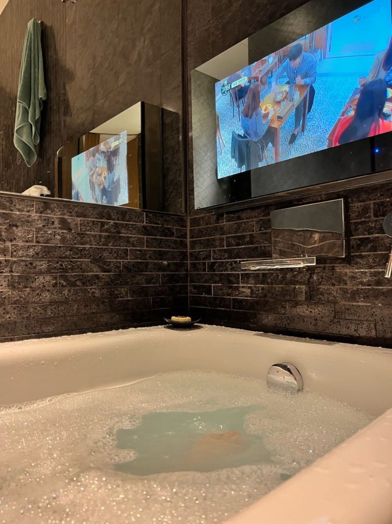 浸泡在浴缸時可以同時看電視