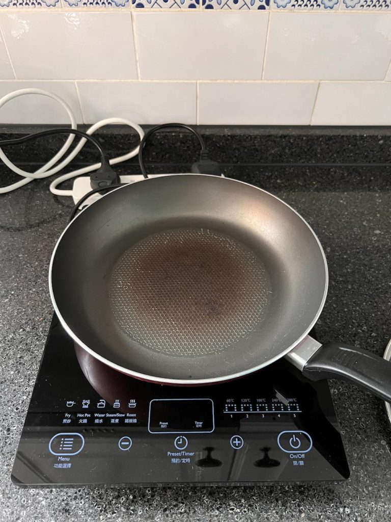 酒店提供的平底鍋，上面有不少刮痕和燒焦