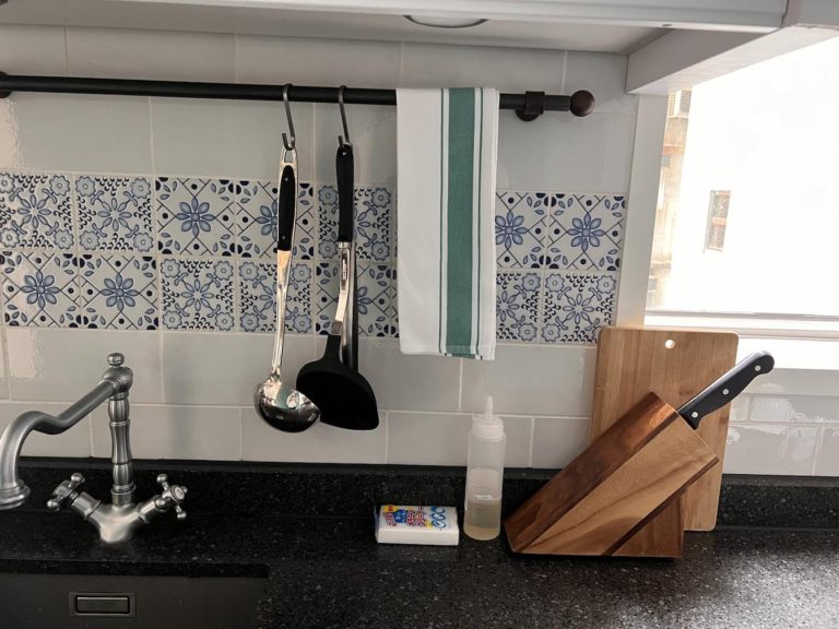 酒店提供的廚具，有刀具砧板、鍋鏟湯勺、海綿跟洗潔精