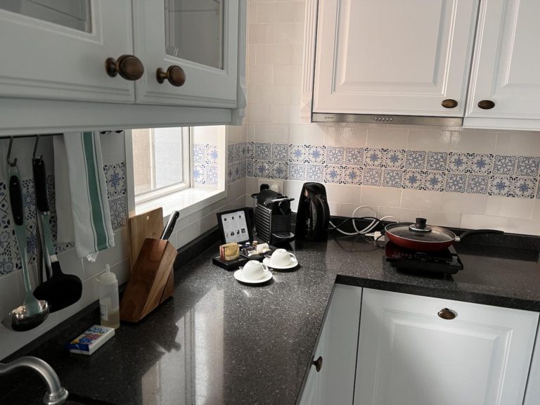 大理石工作枱十分寬闊，上面除了有廚具外，還有電熱水煲和Nespresso咖啡機