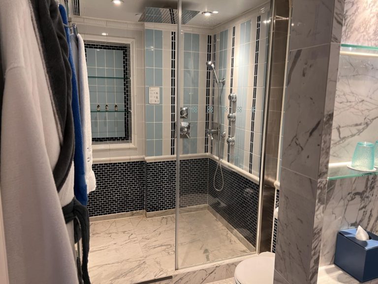 浴室內的沐浴間