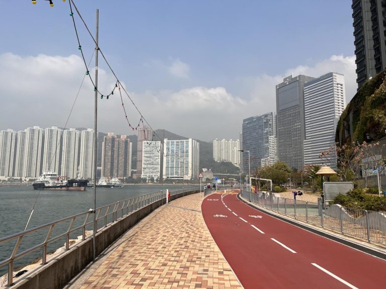 荃灣海濱長廊一邊是行人路，一邊是緩跑徑