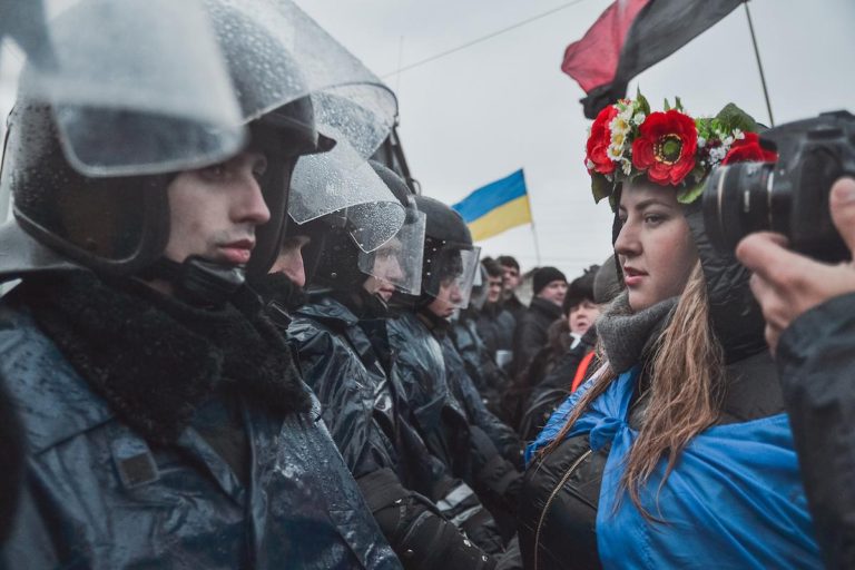 烏克蘭民眾跟警察對峙