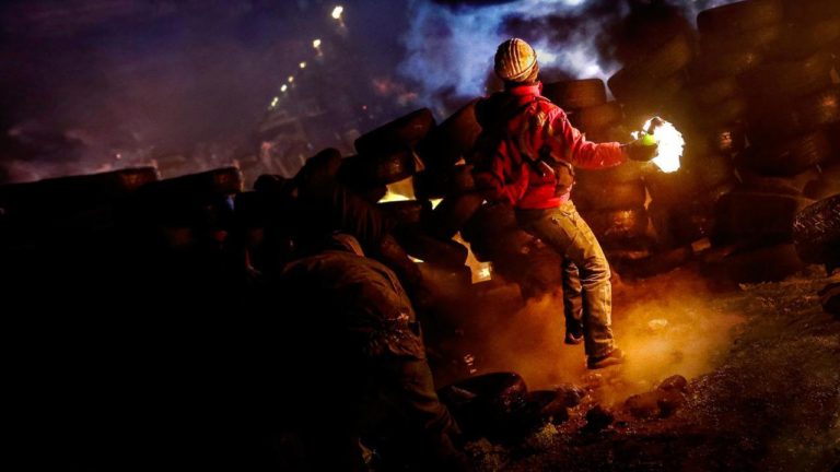 烏克蘭示威者向警方投擲汽油彈