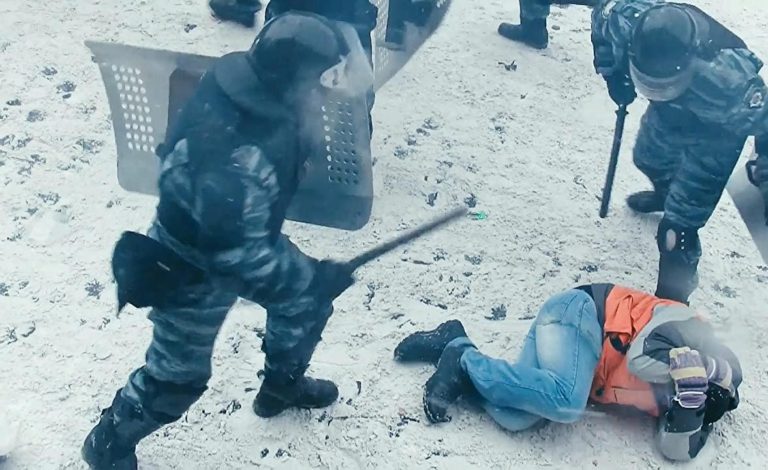 烏克蘭警察揮棍攻擊示威者