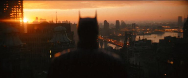 蝙蝠俠看著晨曦時的哥譚市