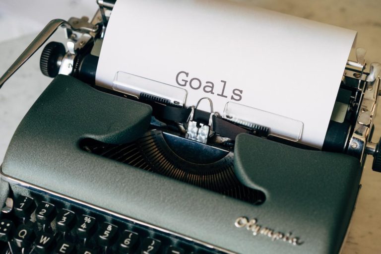 一部打字機打印出寫有「Goals」的紙張