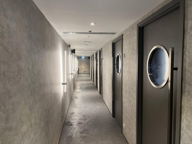銅鑼灣 COSMOS 的走廊，一共有29間獨立房間