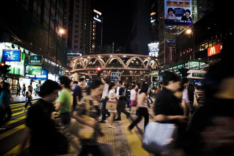 忙碌的香港人快步走在銅鑼灣的街頭上