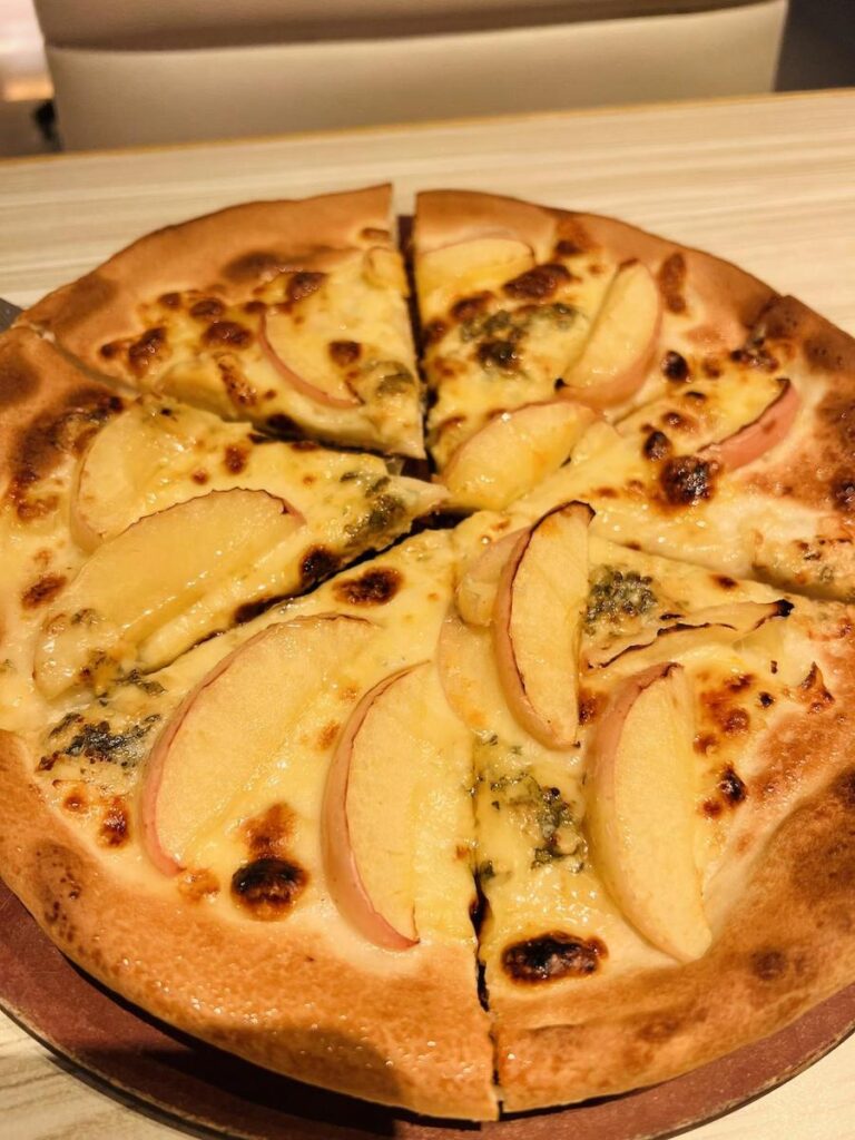Pizza Hut 的藍芝士蘋果 pizza
