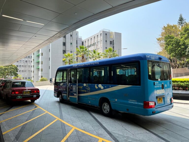 在港怡醫院門口，來回黃竹坑地鐵站的穿梭巴士