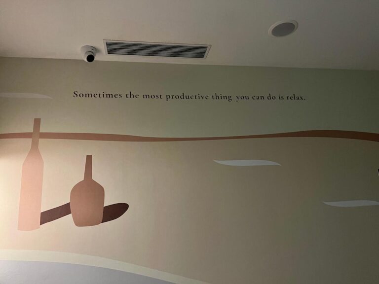 寫有 "Sometimes the most productive thing you can do is relax" 的牆壁