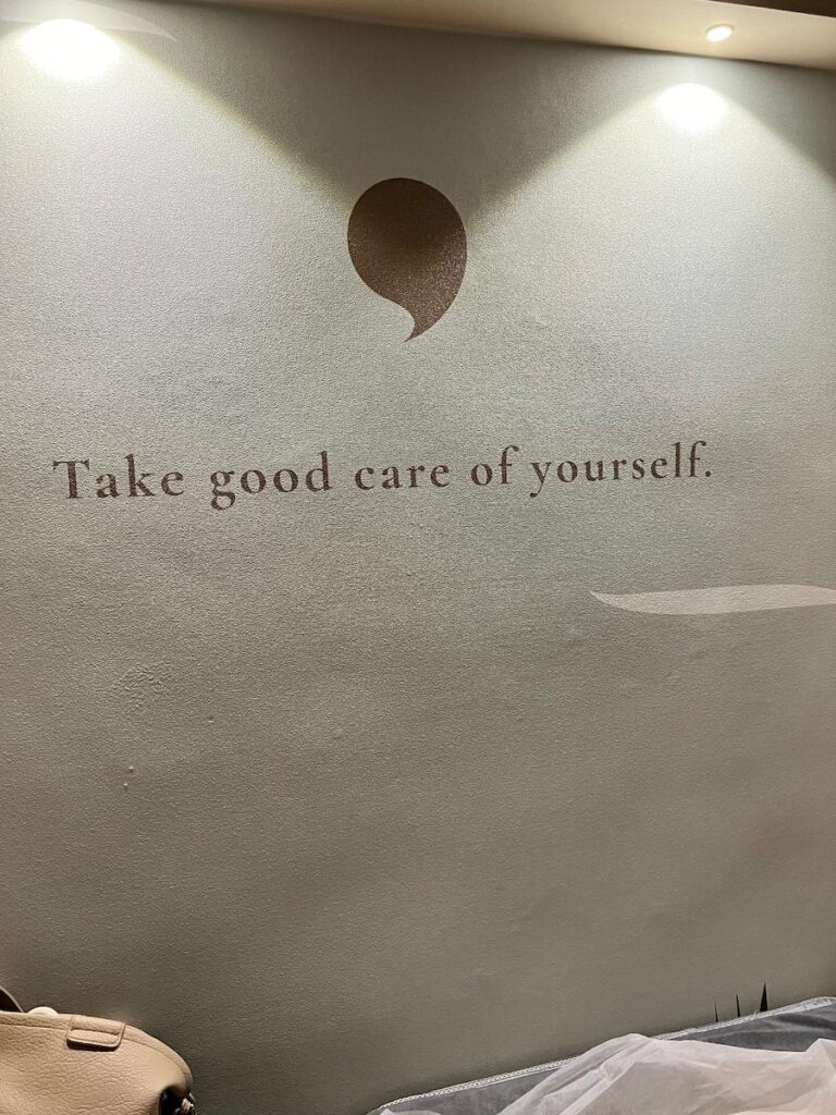 寫有 "Take good care of yourself" 的牆壁