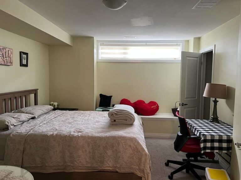 Kelvin 住的 Airbnb Basement 單位的房間