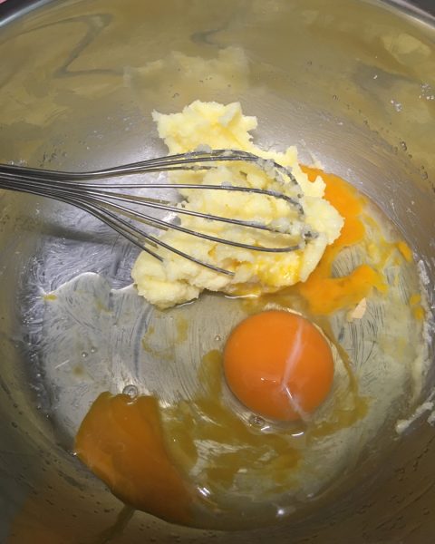 再加入雞蛋拌勻
